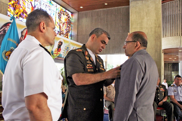 Contralor Manuel Galindo condecorado en el aniversario del CEOFANB