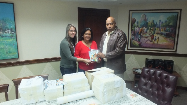 Contralor entregó materiales de formación ciudadana a representante del Consejo Moral Republicano en Monagas