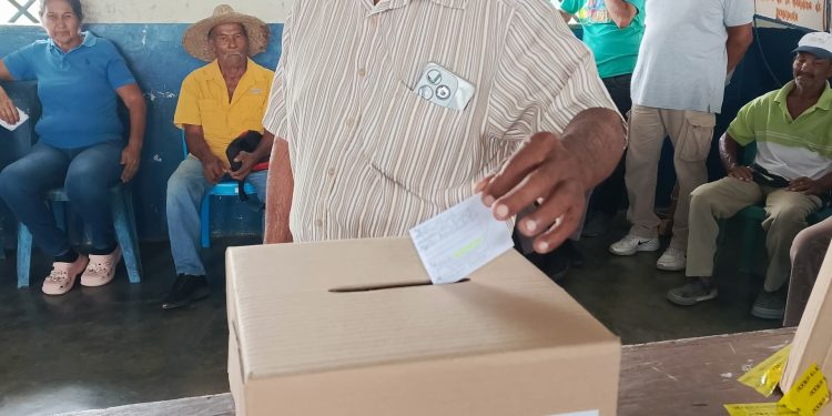 47 Adultos mayores del sector Viboral votaron para elegir al nuevo abuelo o abuela contralor o contralora
